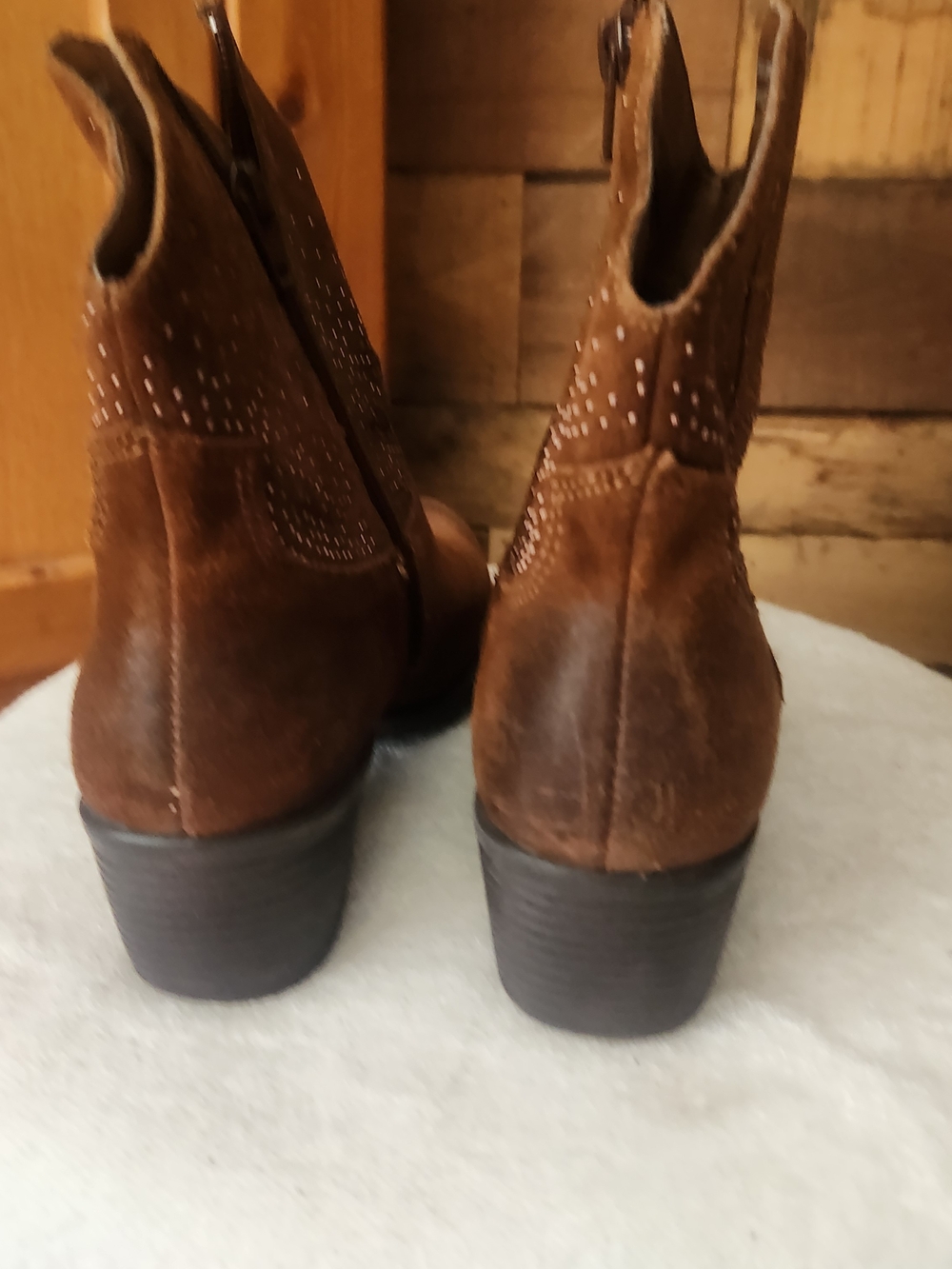 Born B.Ø.C Brown Suede Western Booties With Leather Studs Ankle Boots Size 10 - Picture 12 of 16